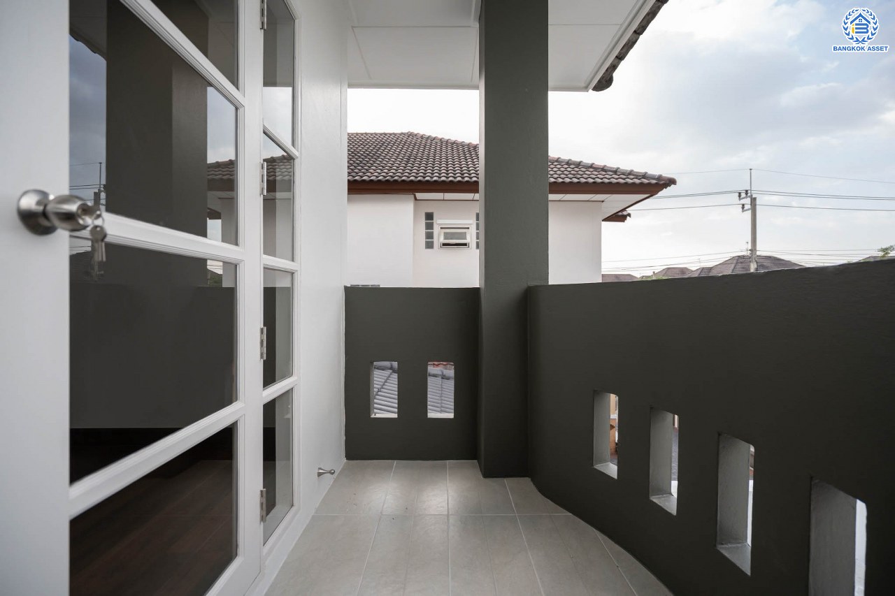 บ้านมือสองตกแต่งใหม่ โครงการ ประดับดาว2 ท่าอิฐ ตกแต่งครบครัน พร้อมอยู่ เนื้อที่ 57 ตร.ว. ฟังก์ชัน 3 ห้องนอน 2 ห้องน้ำ พร้อมห้องอเนกประสงค์ชั้นล่าง 1 ห้อง พื้นที่ใช้สอยกว้างขวาง บนทำเลที่ดีที่สุด เชื่อมต่อได้หลายเส้นทาง ใกล้รถไฟฟ้าสายสีม่วง "สถานีบางรักน้อยท่าอิฐ"